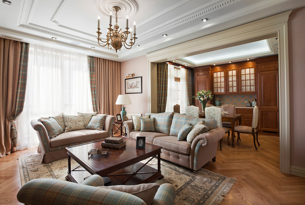 Foto di un soggiorno chic aperto con pareti beige, sala formale, pavimento in legno massello medio, nessun camino e TV a parete