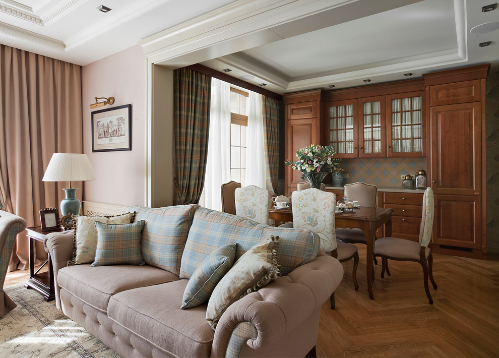 Imagen de salón para visitas abierto clásico sin chimenea con paredes beige, suelo de madera en tonos medios y televisor colgado en la pared