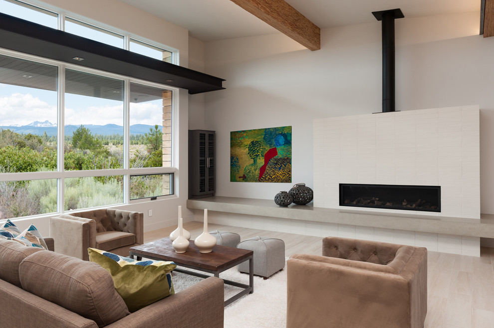 Пример оригинального дизайна: открытая гостиная комната среднего размера в современном стиле с белыми стенами, ковровым покрытием, стандартным камином, фасадом камина из кирпича, бежевым полом и балками на потолке без телевизора