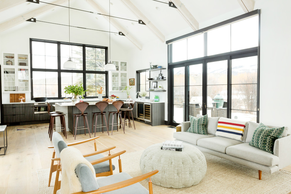 Offenes Landhausstil Wohnzimmer mit weißer Wandfarbe, hellem Holzboden und beigem Boden in Chicago