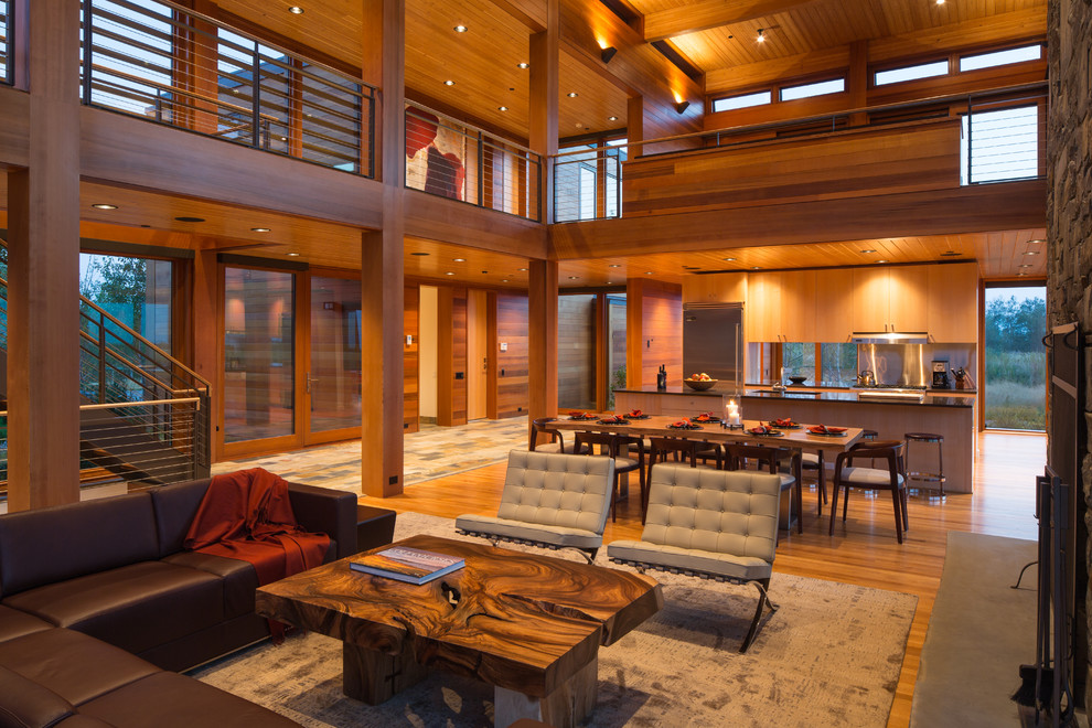 Foto de salón abierto actual con suelo de madera en tonos medios