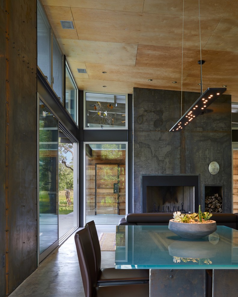 На фото: открытая гостиная комната среднего размера в стиле неоклассика (современная классика) с бетонным полом и стандартным камином с