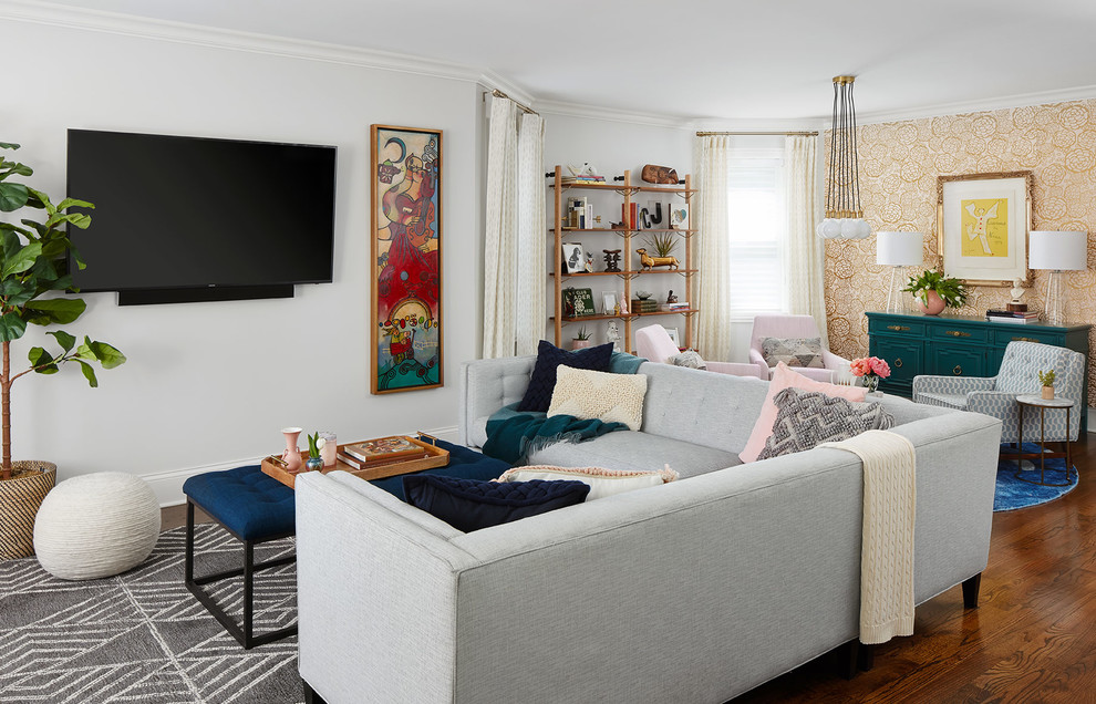 Idee per un soggiorno eclettico aperto con pareti bianche, parquet scuro, TV a parete e pavimento marrone