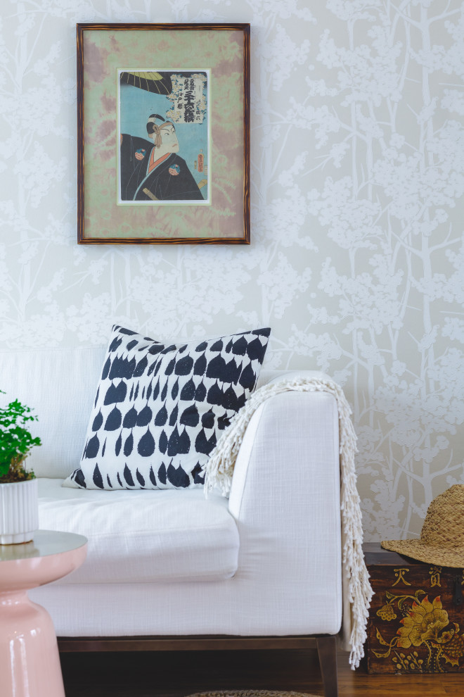 Mittelgroßes, Fernseherloses, Offenes Eklektisches Wohnzimmer mit beiger Wandfarbe in Sonstige