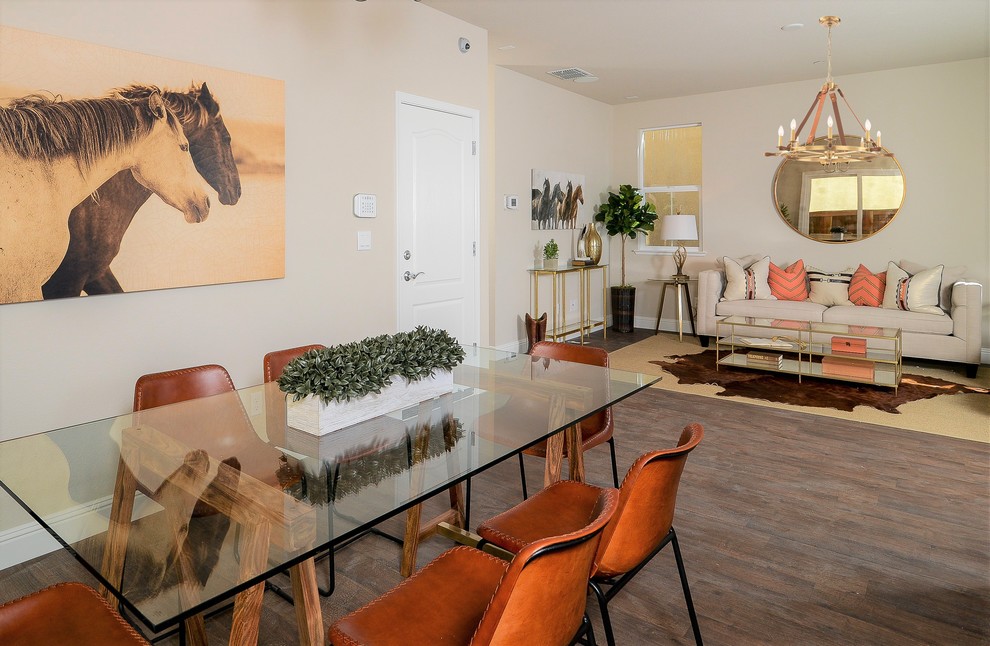 Kleines, Fernseherloses, Offenes Klassisches Wohnzimmer mit beiger Wandfarbe, Vinylboden und braunem Boden in Sacramento