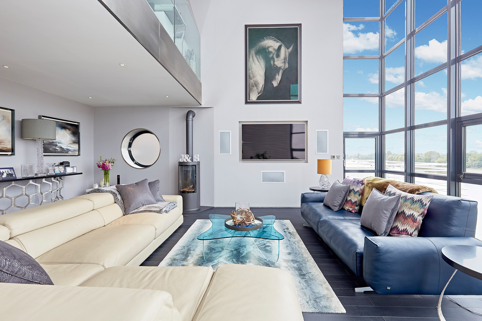 Großes Modernes Wohnzimmer im Loft-Stil mit grauer Wandfarbe, Kaminofen, Multimediawand und schwarzem Boden in London