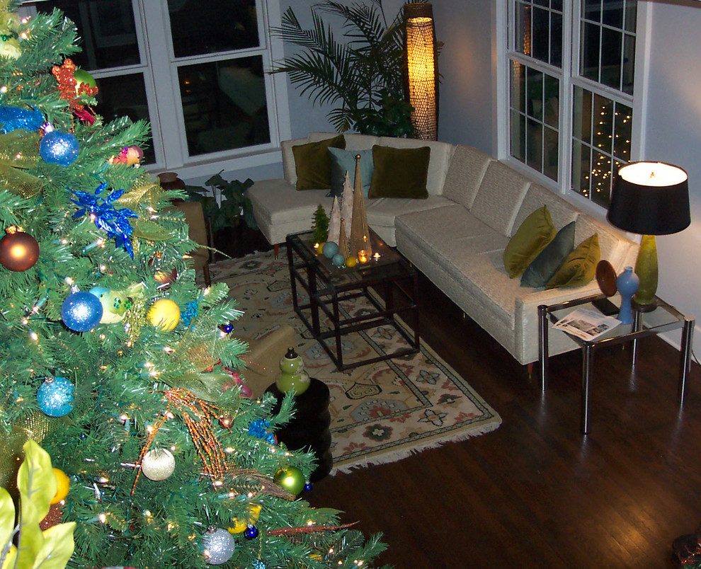 Foto di un soggiorno tradizionale di medie dimensioni e aperto con pareti blu e parquet scuro