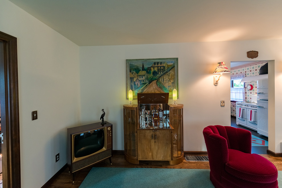 Foto de salón con barra de bar cerrado retro de tamaño medio con paredes beige, suelo de madera en tonos medios y televisor independiente