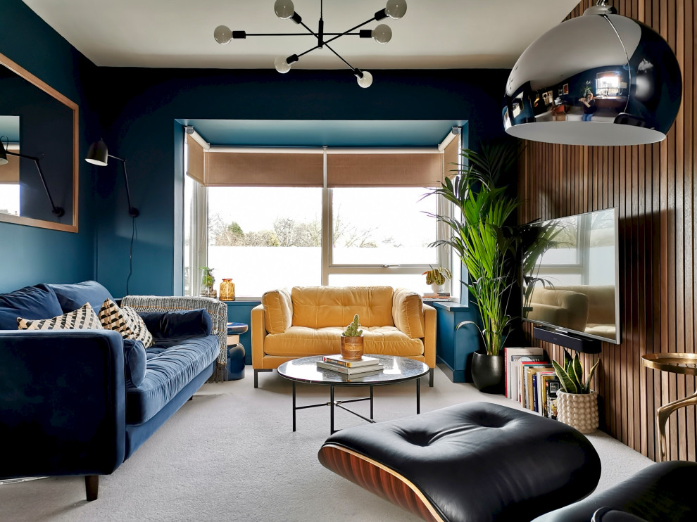Idee per un grande soggiorno minimalista aperto con pareti blu, moquette, TV a parete e pavimento grigio