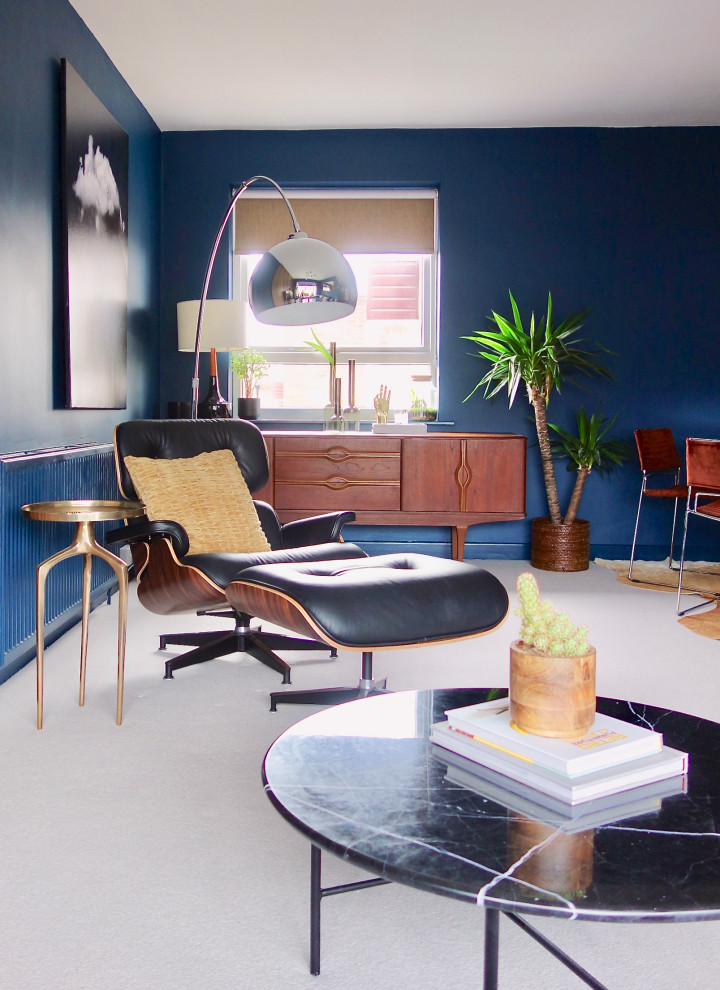 Imagen de salón abierto vintage grande con paredes azules, moqueta, televisor colgado en la pared y suelo gris
