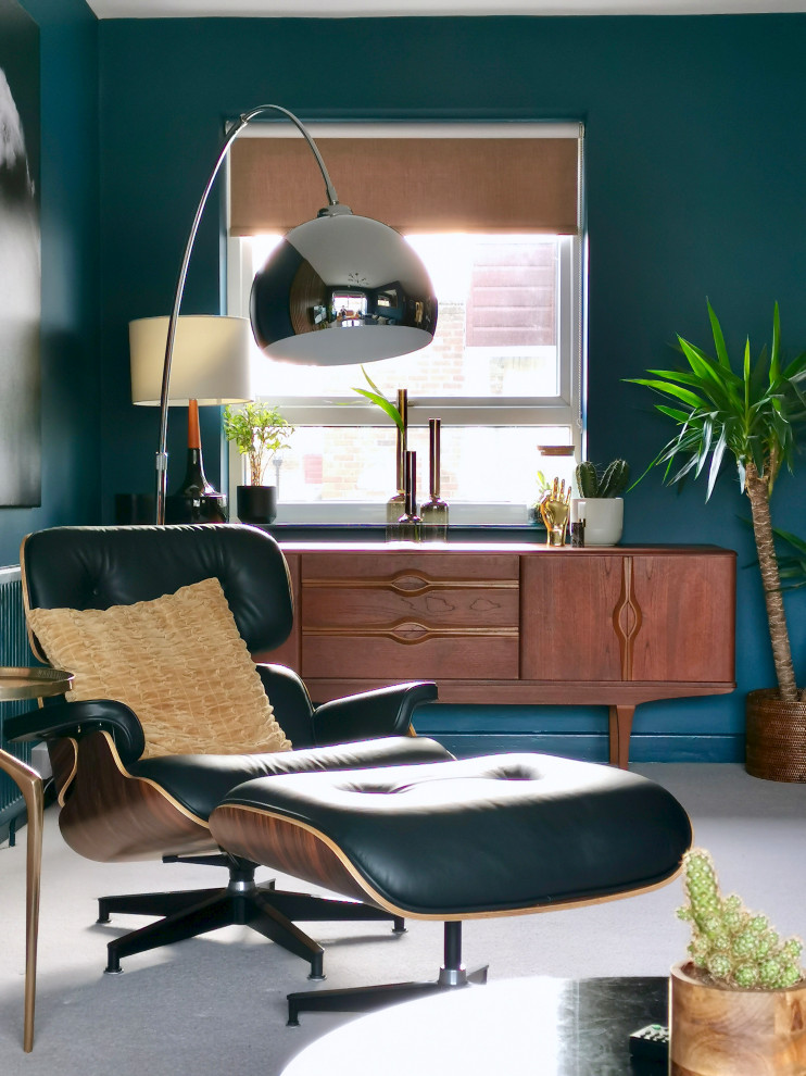 Esempio di un grande soggiorno moderno aperto con pareti blu, moquette, TV a parete e pavimento grigio