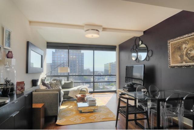 Mittelgroßes, Offenes Modernes Wohnzimmer mit lila Wandfarbe, braunem Holzboden und freistehendem TV in San Francisco