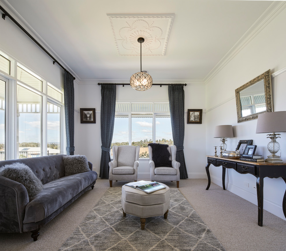 Пример оригинального дизайна: гостиная комната среднего размера в классическом стиле с белыми стенами, ковровым покрытием и бежевым полом