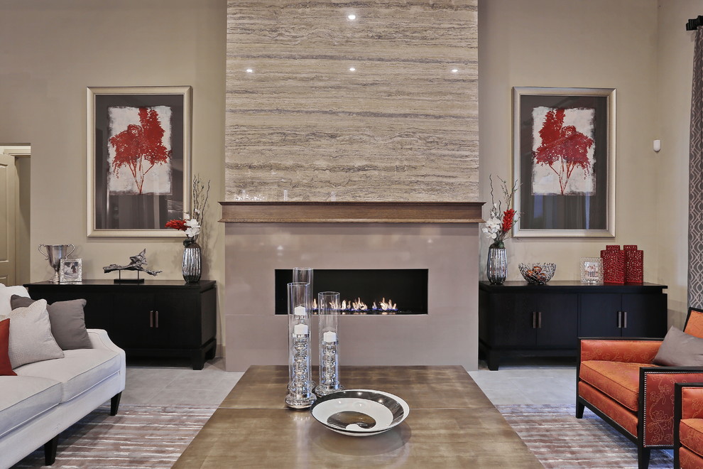 Geräumiges, Repräsentatives, Offenes Modernes Wohnzimmer mit beiger Wandfarbe, Travertin, Gaskamin und Kaminumrandung aus Stein in Tampa