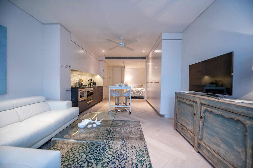 Mittelgroßes, Offenes Modernes Wohnzimmer ohne Kamin mit weißer Wandfarbe und hellem Holzboden in Sydney