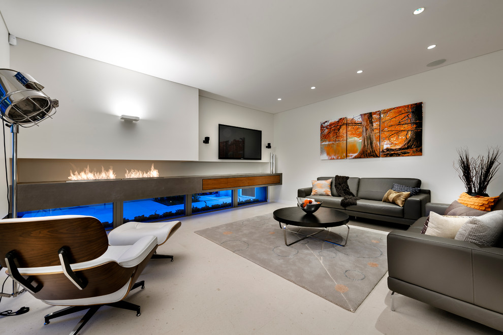 Modelo de salón para visitas actual con paredes blancas y televisor colgado en la pared