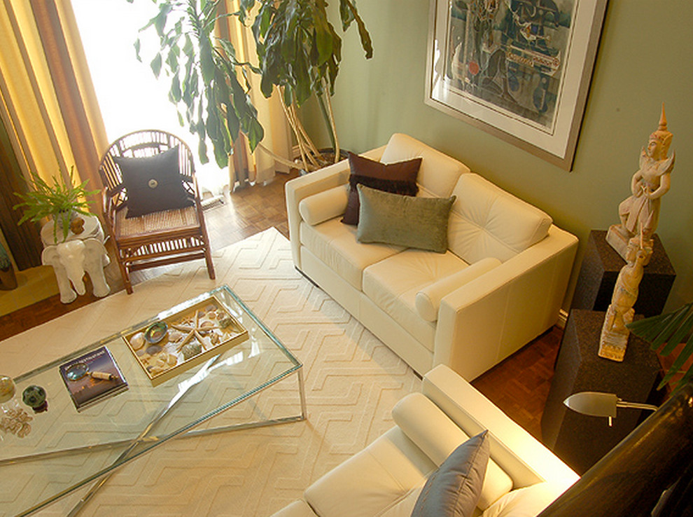 Mittelgroßes Modernes Wohnzimmer im Loft-Stil mit grüner Wandfarbe, braunem Holzboden, Kamin und Kaminumrandung aus Holz in Toronto