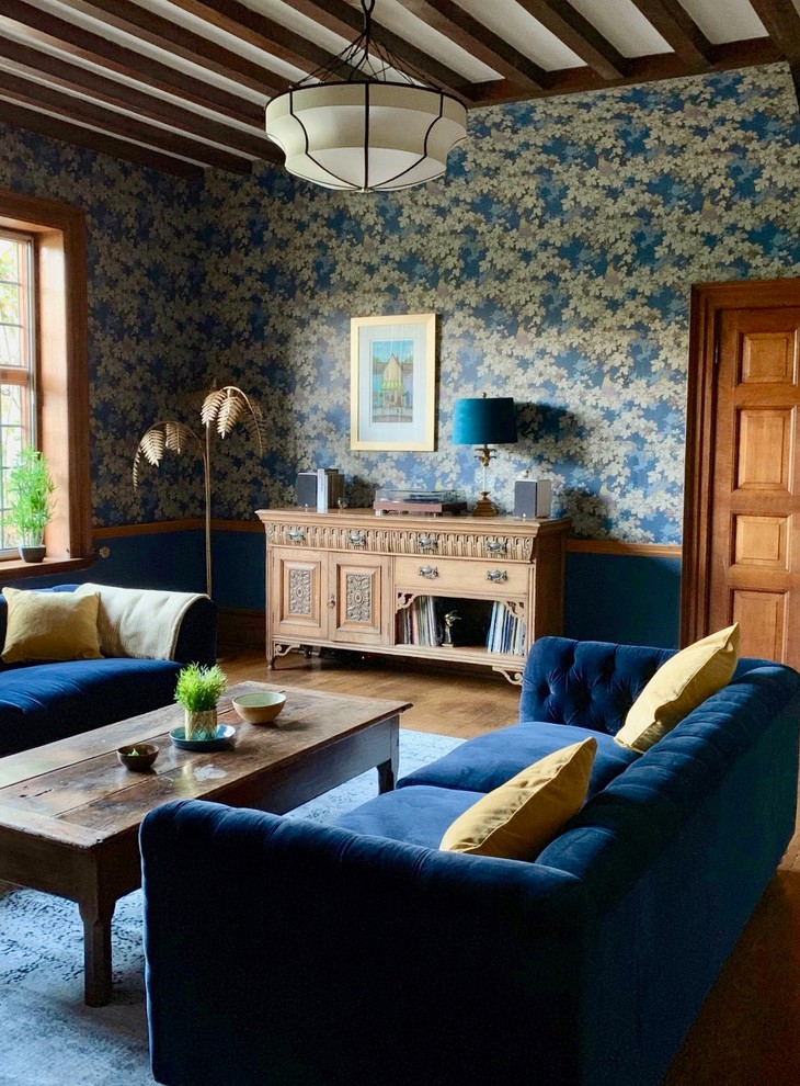 Inredning av ett eklektiskt mycket stort separat vardagsrum, med ett finrum, blå väggar, brunt golv och mellanmörkt trägolv