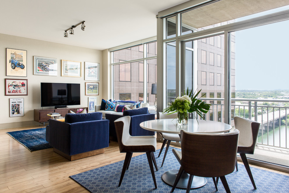 Стильный дизайн: парадная, двухуровневая гостиная комната среднего размера в современном стиле с бежевыми стенами, паркетным полом среднего тона, телевизором на стене и коричневым полом - последний тренд