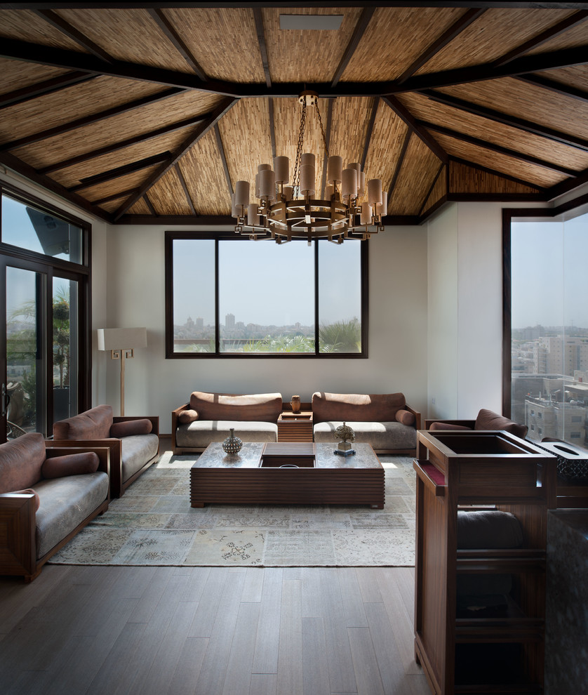 Diseño de salón para visitas cerrado de estilo zen con paredes blancas y suelo de madera en tonos medios