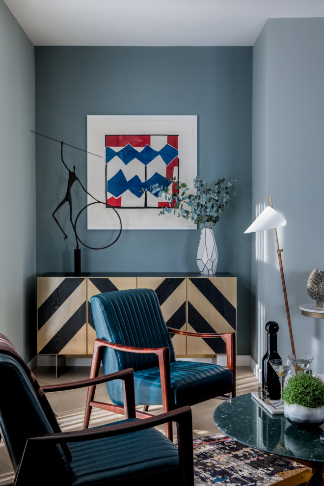 Offenes, Großes Modernes Wohnzimmer mit blauer Wandfarbe, hellem Holzboden, Tunnelkamin, Kaminumrandung aus Metall, Multimediawand und grauem Boden in London