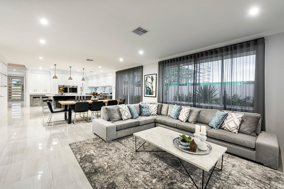 Großes, Offenes Modernes Wohnzimmer mit weißer Wandfarbe, Porzellan-Bodenfliesen und TV-Wand in Perth