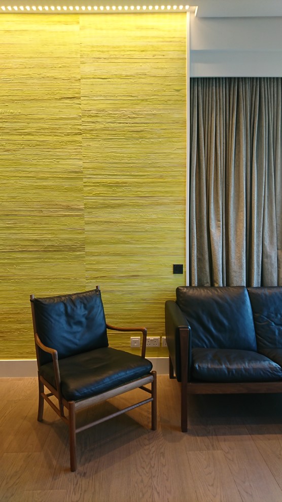 Exempel på ett modernt allrum med öppen planlösning, med flerfärgade väggar, ljust trägolv, en väggmonterad TV och beiget golv