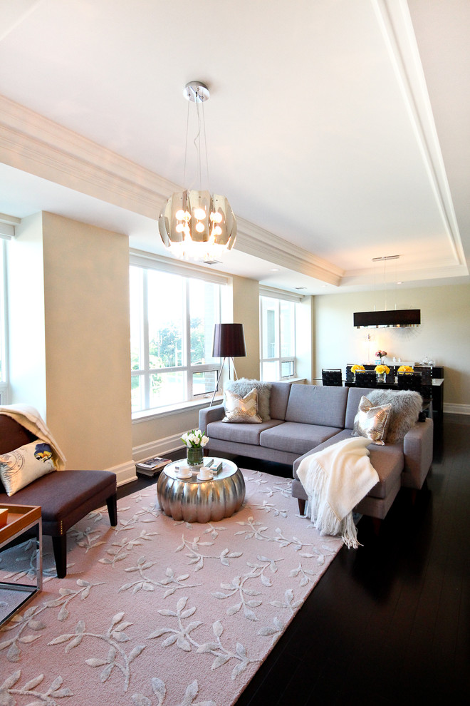 Großes Modernes Wohnzimmer mit beiger Wandfarbe, gebeiztem Holzboden, Tunnelkamin, verputzter Kaminumrandung und Multimediawand in Toronto