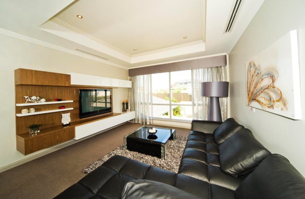 Diseño de salón abierto moderno de tamaño medio con paredes beige, moqueta, televisor colgado en la pared, suelo gris y bandeja