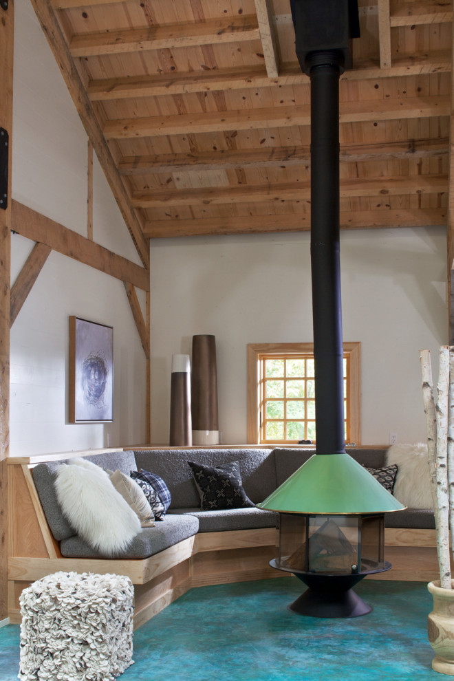 Modelo de salón de estilo de casa de campo con paredes blancas, estufa de leña y suelo turquesa