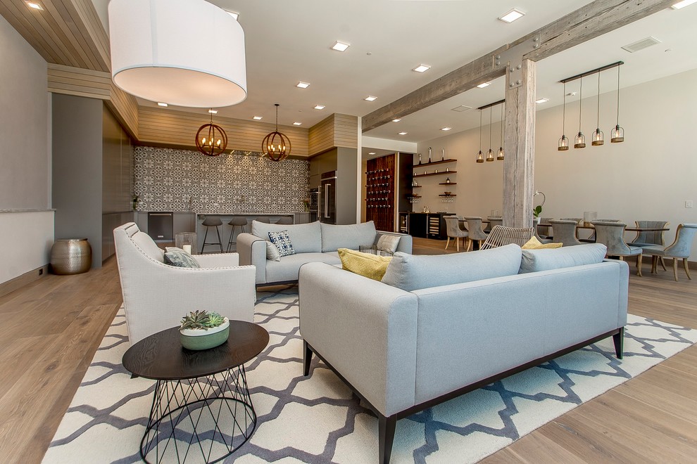 Esempio di un grande soggiorno design aperto con pavimento in legno massello medio