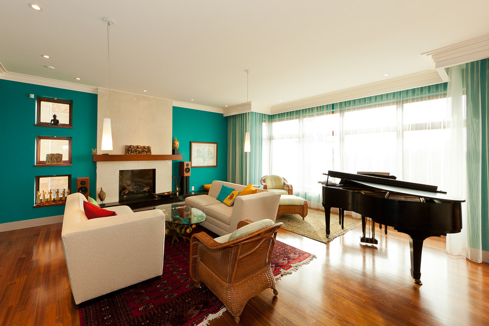 Пример оригинального дизайна: гостиная комната в современном стиле с музыкальной комнатой, стандартным камином и красивыми шторами