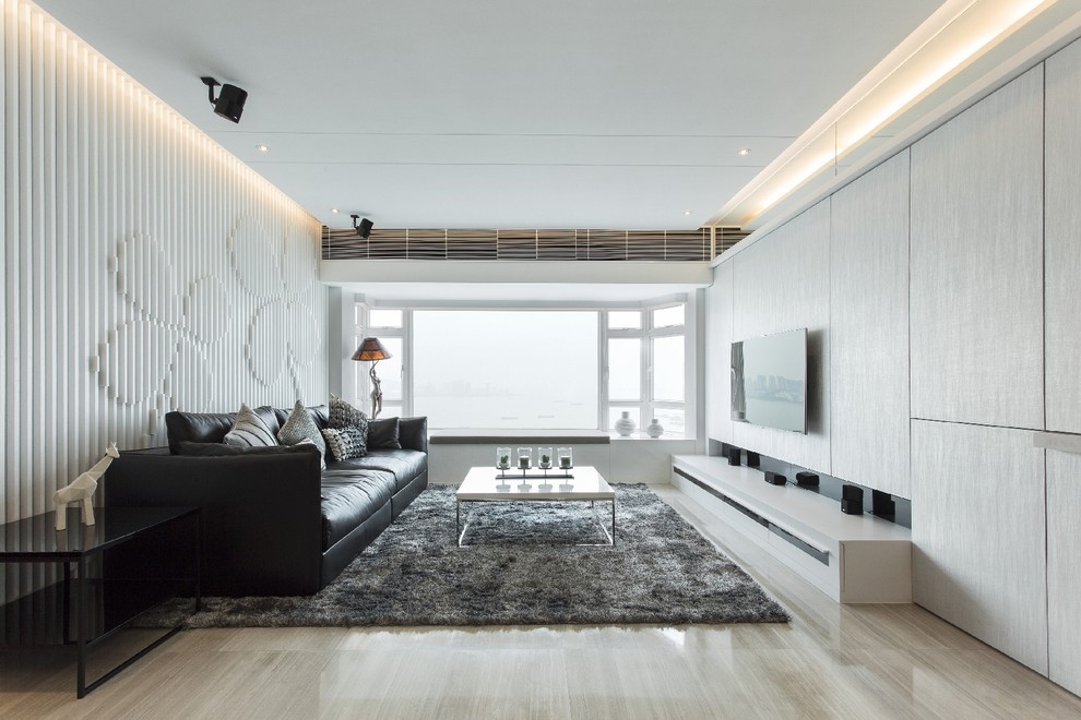 Inredning av ett modernt vardagsrum, med vita väggar och en väggmonterad TV