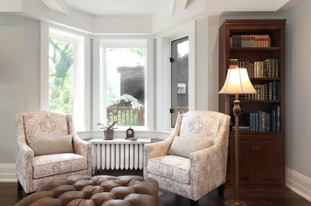 Idée de décoration pour un salon blanc et bois tradition ouvert avec une bibliothèque ou un coin lecture, parquet foncé, un mur gris et un sol marron.