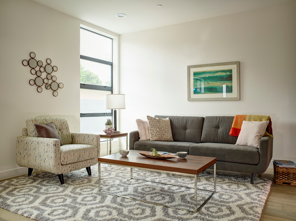 Mittelgroßes, Repräsentatives, Offenes Modernes Wohnzimmer mit weißer Wandfarbe und Sperrholzboden in Los Angeles