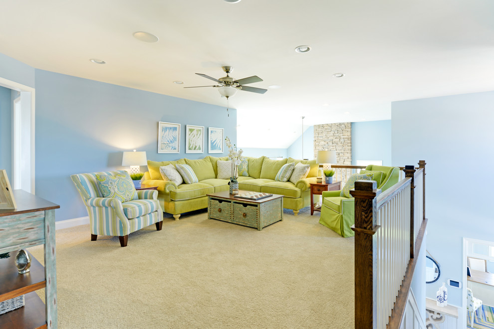 На фото: парадная, двухуровневая гостиная комната в морском стиле с синими стенами без телевизора