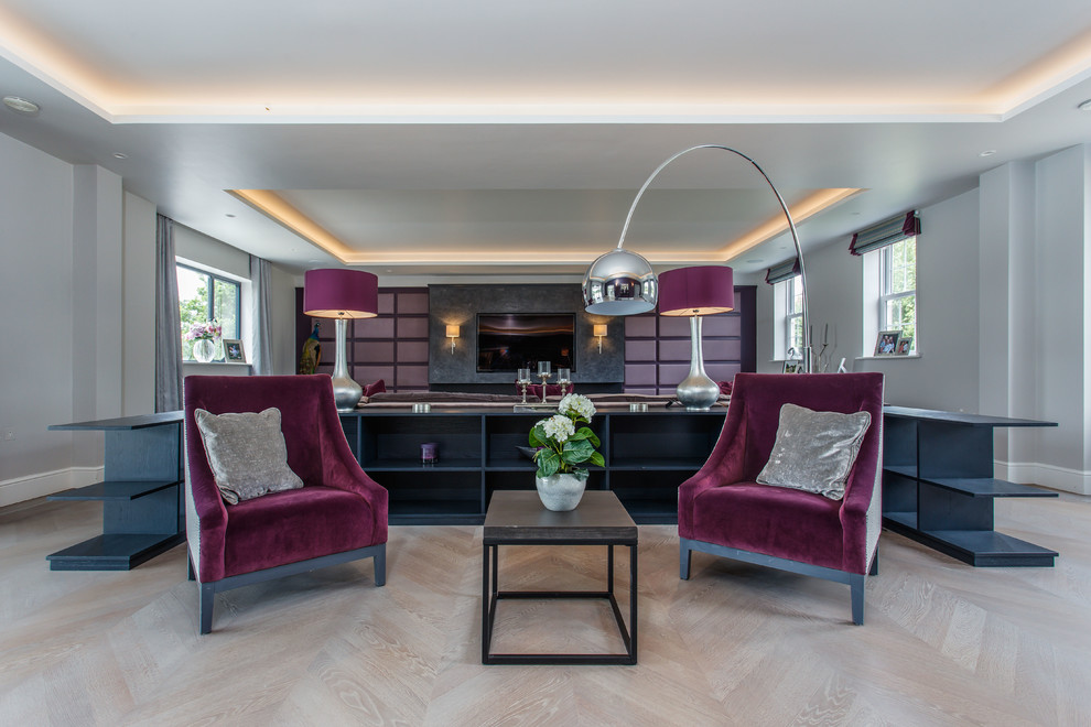 Abgetrenntes Modernes Wohnzimmer mit grauer Wandfarbe, hellem Holzboden, Multimediawand und beigem Boden in Sussex