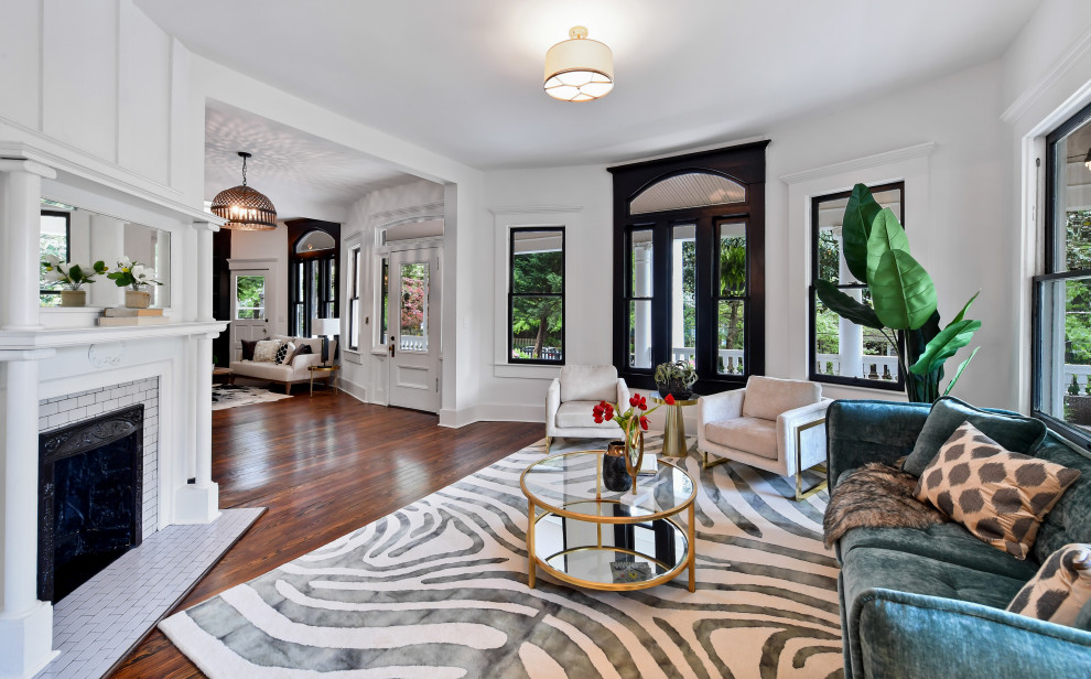 Mittelgroßes, Offenes Klassisches Wohnzimmer mit weißer Wandfarbe, dunklem Holzboden, Eckkamin, gefliester Kaminumrandung und braunem Boden in Atlanta