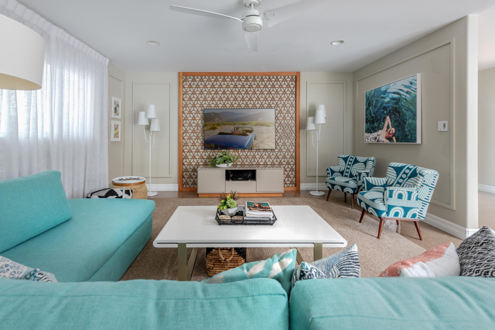 Источник вдохновения для домашнего уюта: большая открытая гостиная комната в современном стиле с серыми стенами, полом из керамогранита, телевизором на стене и панелями на стенах
