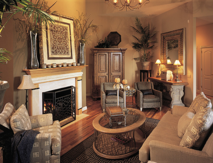 Imagen de salón contemporáneo con paredes marrones, suelo de madera en tonos medios y todas las chimeneas