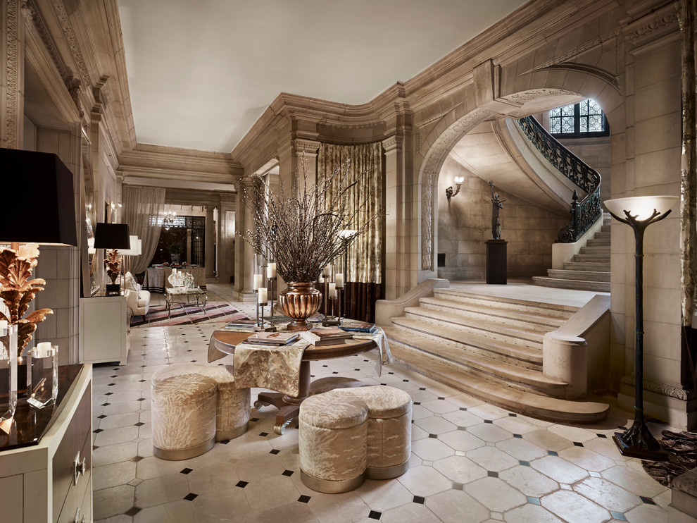 Aménagement d'un très grand salon classique fermé avec une salle de réception, un mur beige et un sol en marbre.