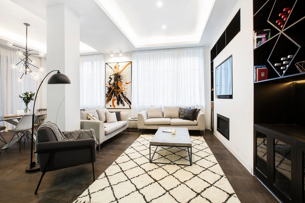 Пример оригинального дизайна: открытая гостиная комната в современном стиле с белыми стенами, паркетным полом среднего тона, горизонтальным камином и телевизором на стене