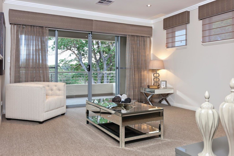 Ispirazione per un soggiorno moderno di medie dimensioni e aperto con pareti beige, moquette e pavimento beige