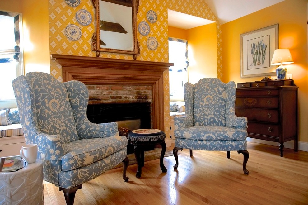 Aménagement d'un salon classique de taille moyenne et ouvert avec une salle de réception, un mur jaune, parquet clair, une cheminée standard, un manteau de cheminée en brique et aucun téléviseur.