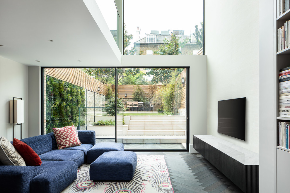 Modernes Wohnzimmer mit dunklem Holzboden in London