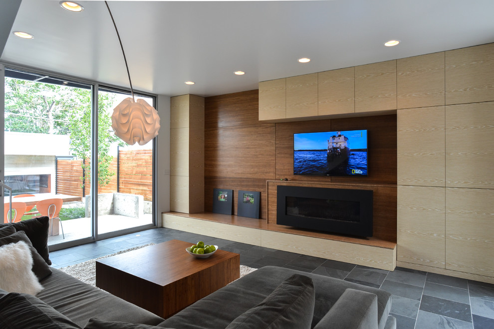 Свежая идея для дизайна: парадная, открытая гостиная комната среднего размера в современном стиле с белыми стенами, полом из сланца, горизонтальным камином, фасадом камина из дерева, телевизором на стене и серым полом - отличное фото интерьера
