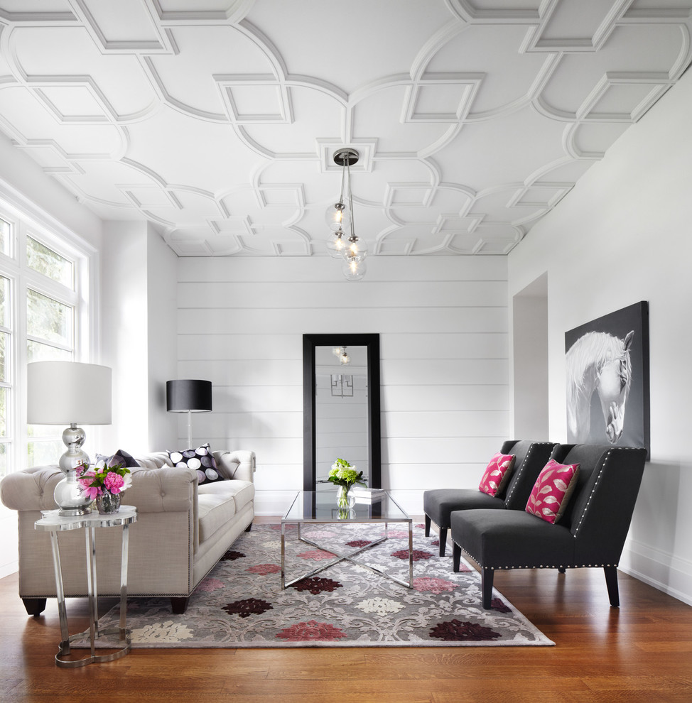 Immagine di un soggiorno design con pareti bianche, pavimento marrone e tappeto