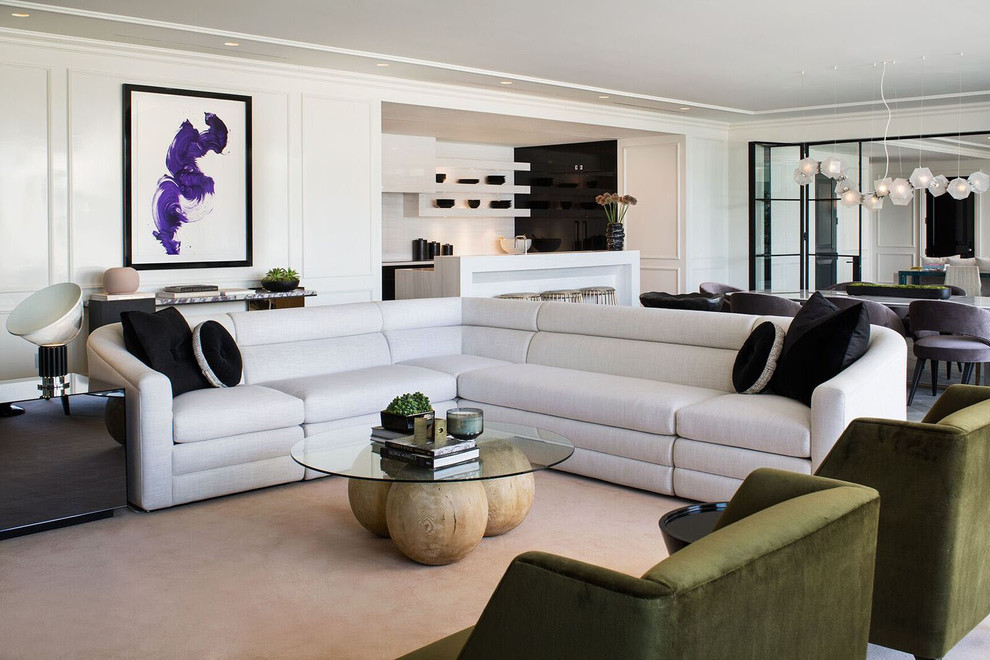 Стильный дизайн: парадная, открытая гостиная комната в стиле неоклассика (современная классика) с белыми стенами - последний тренд