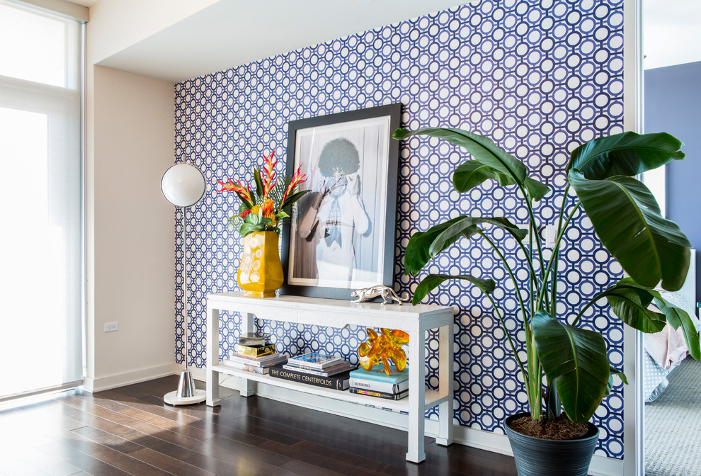 Kleines Modernes Wohnzimmer mit blauer Wandfarbe und dunklem Holzboden in Austin