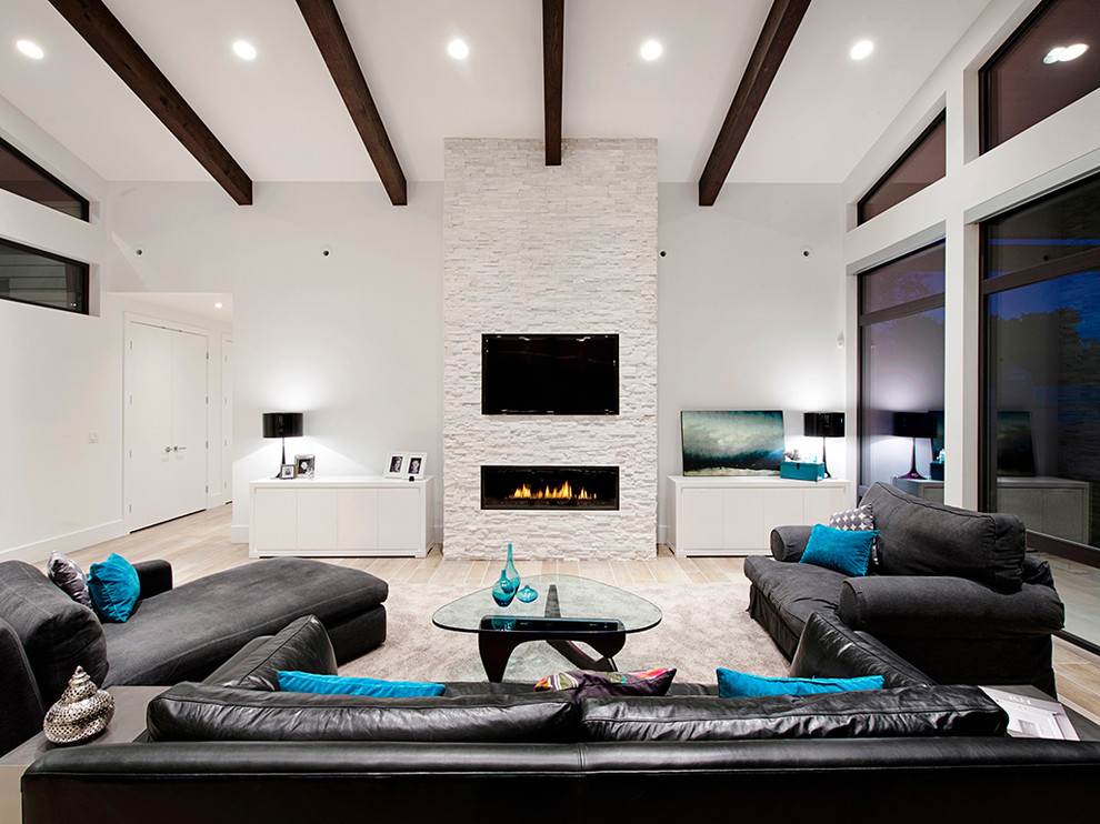 Cette photo montre un salon tendance avec un mur blanc, une cheminée ribbon, un téléviseur fixé au mur et canapé noir.